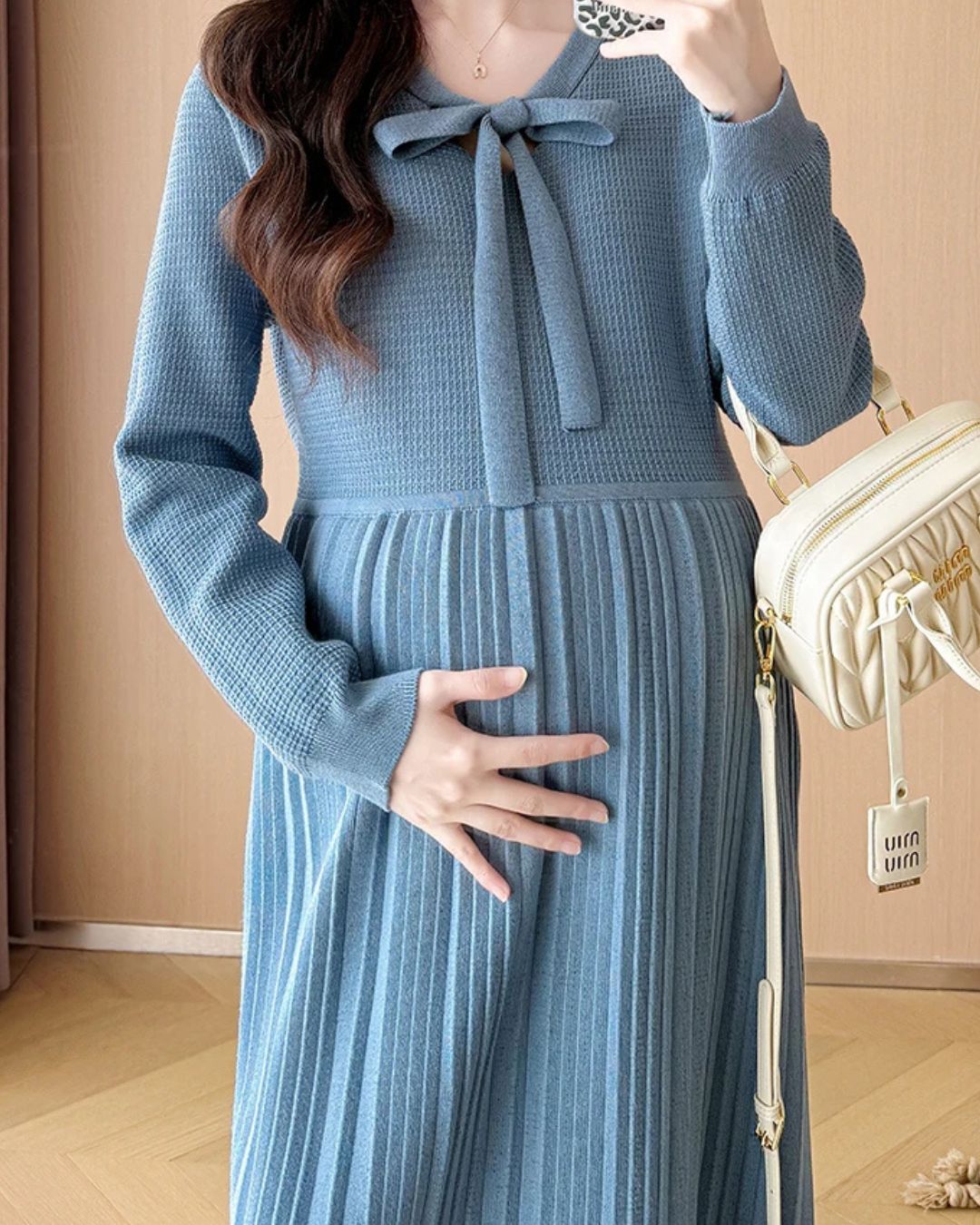 Vestito Premaman Maglia Autunno/Inverno. Eleganza Romantica con Colletto Fiocco e Taglio Plissé